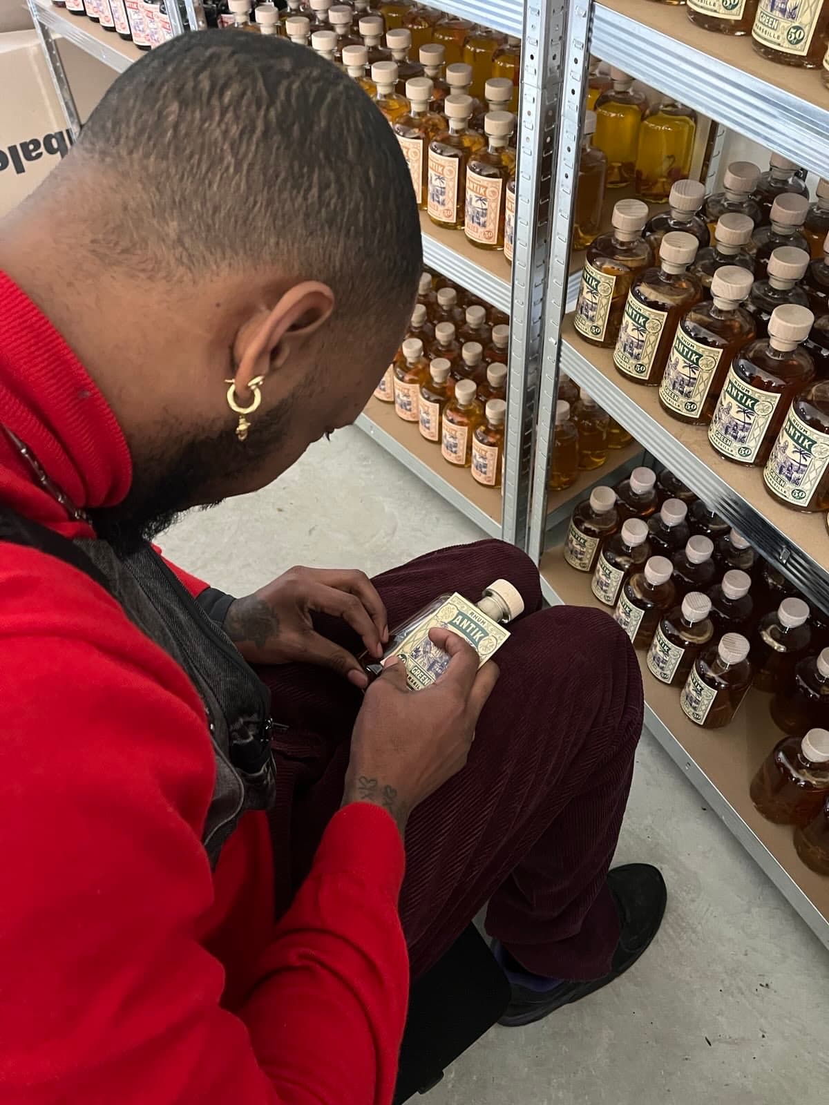 Marvin etiquetant les bouteilles a la main